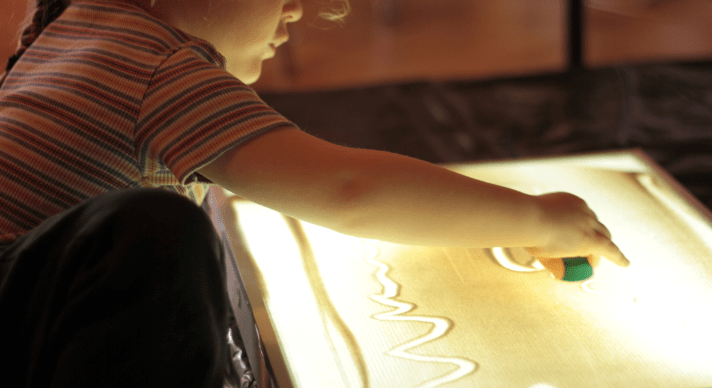 ©LiseCouzinier, dessin de sable, atelier